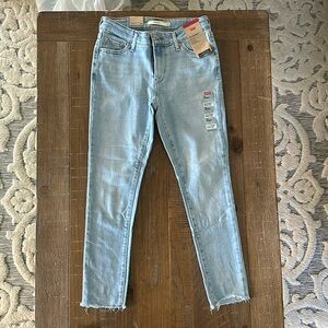 Levi’s 711 Skinny Light Wash Hypersoft Jean